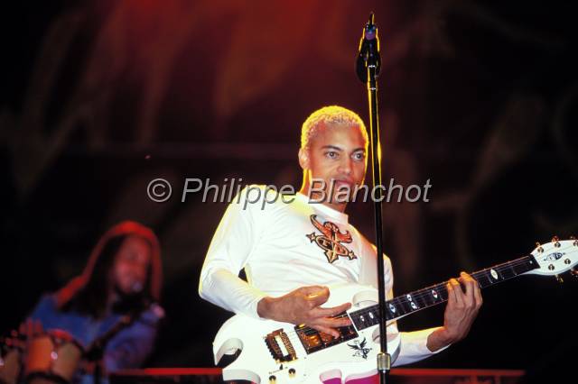 http://www.philippeblanchot.com/photos/reportage/Musiciens/slides/terence%20trent%20d%27arby.JPG