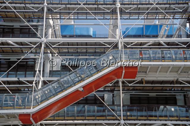 beaubourg.JPG - Centre Georges PompidouBeaubourgEscalators extérieurs vitrésParis 4e, France